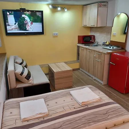 Apartment Center 5 *